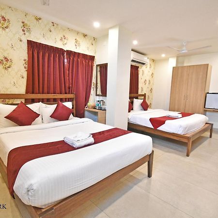 Hotel VI Park - City Centre Пондичерри Экстерьер фото