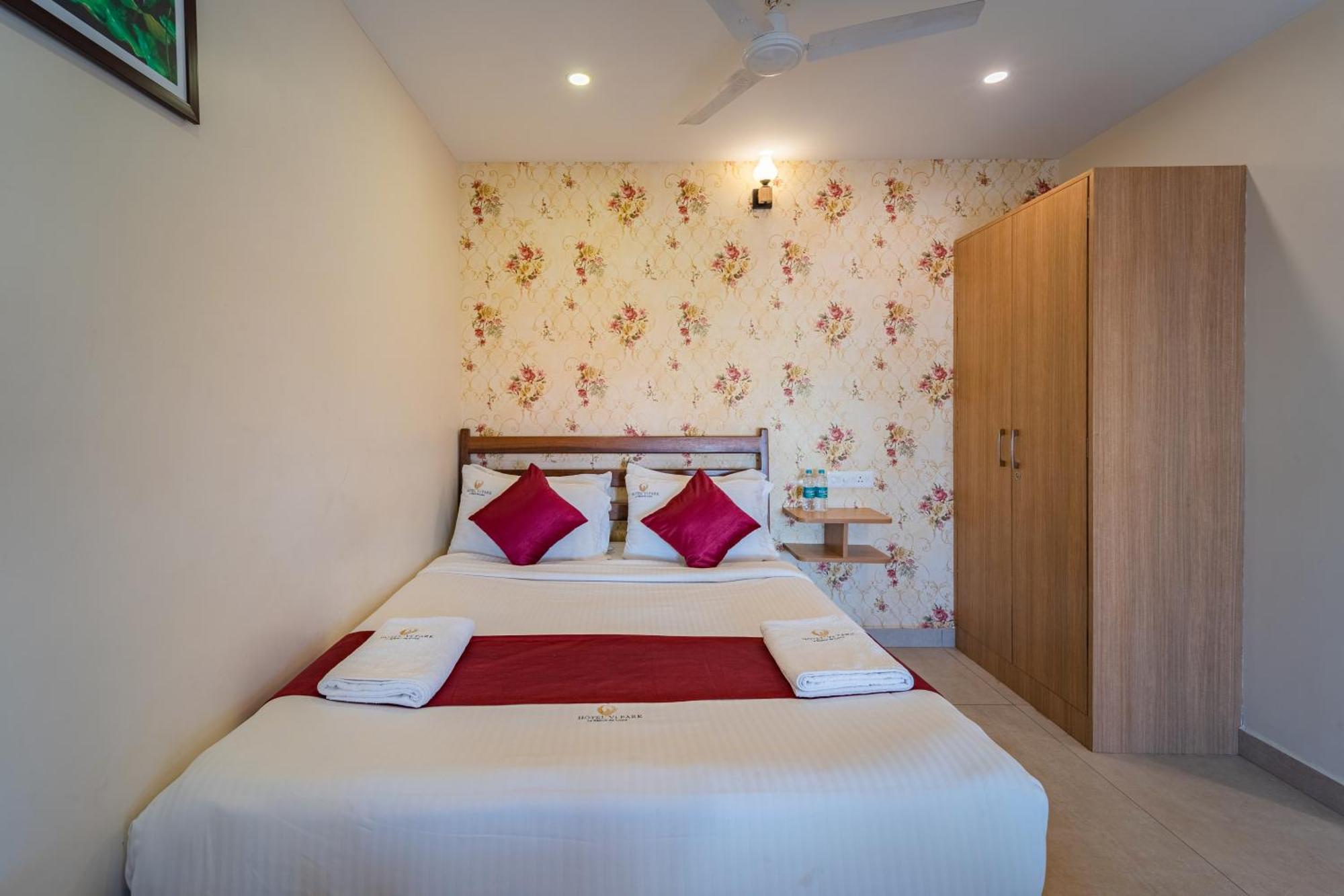 Hotel VI Park - City Centre Пондичерри Экстерьер фото