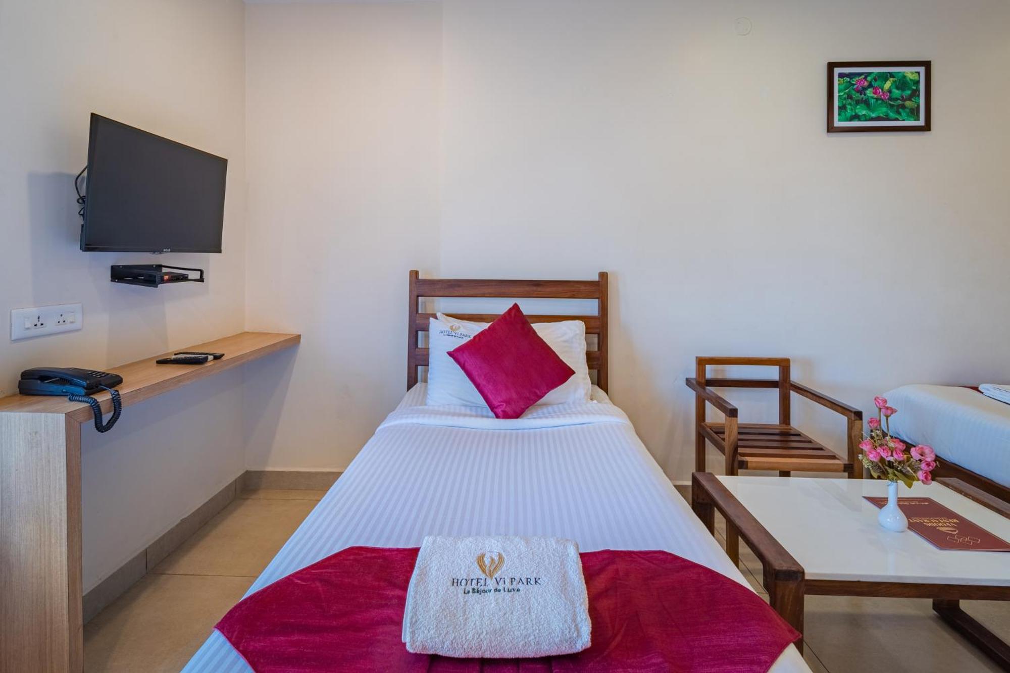 Hotel VI Park - City Centre Пондичерри Экстерьер фото