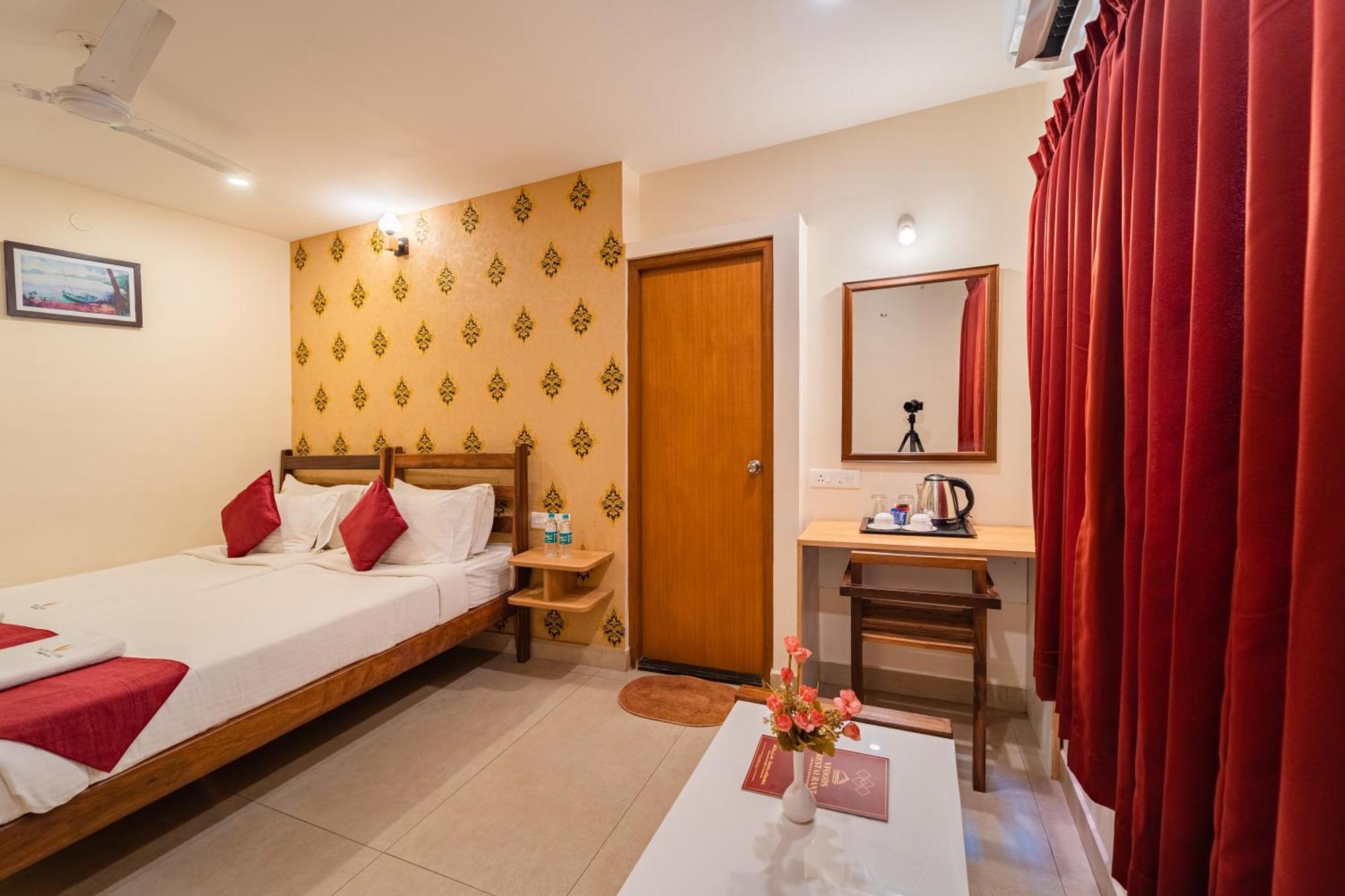 Hotel VI Park - City Centre Пондичерри Экстерьер фото