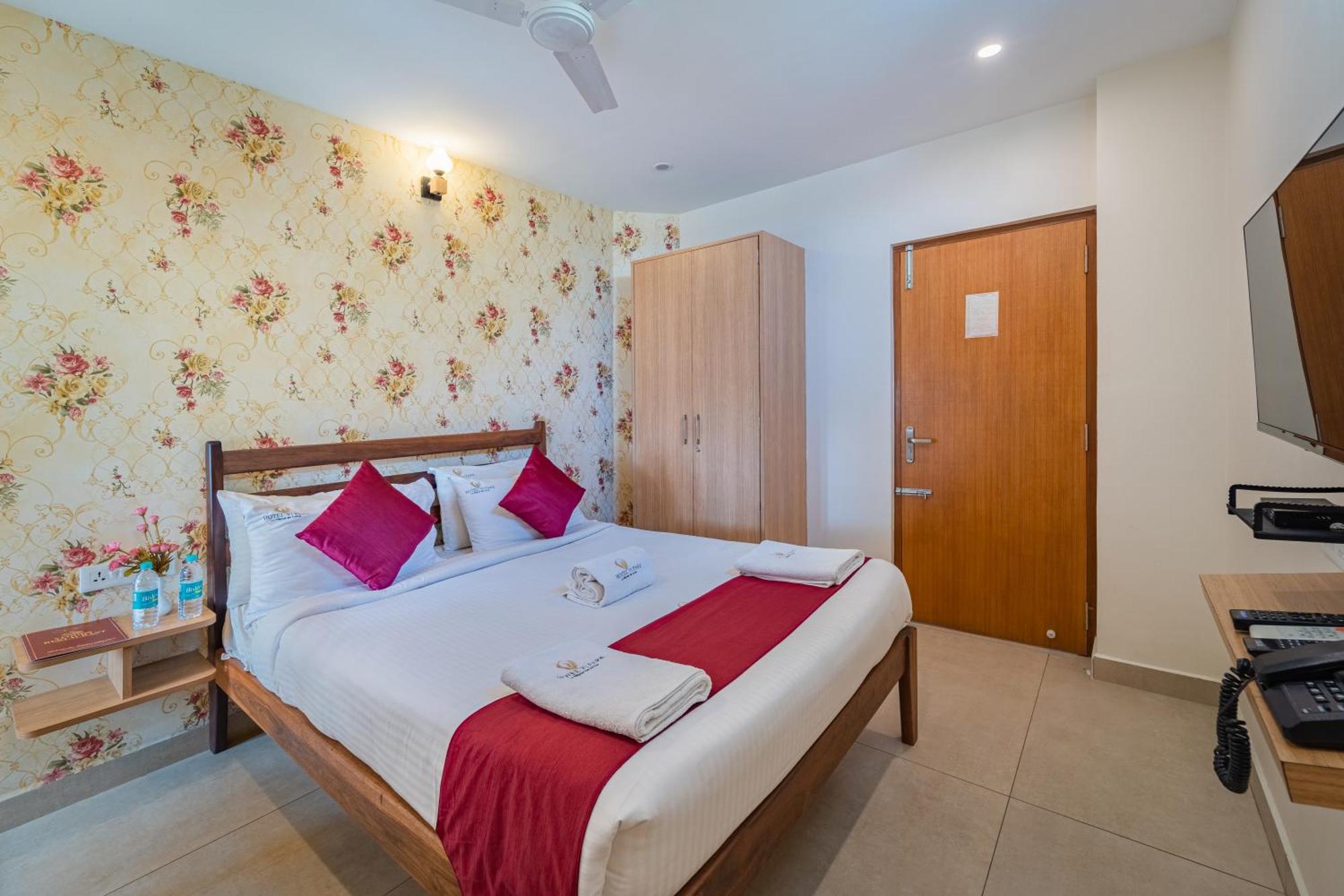 Hotel VI Park - City Centre Пондичерри Экстерьер фото