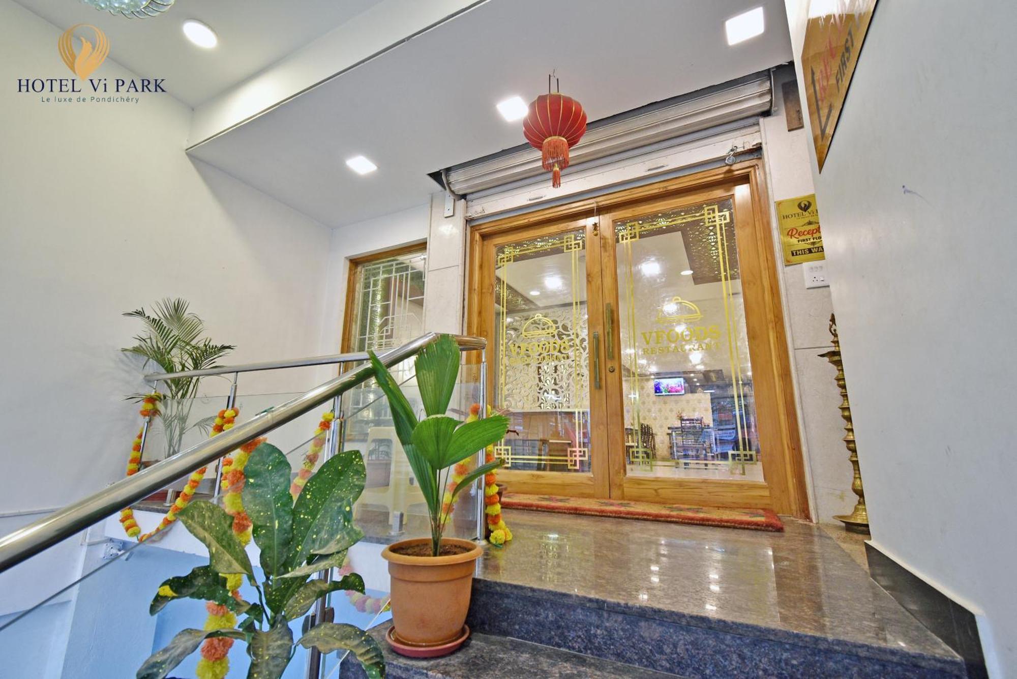 Hotel VI Park - City Centre Пондичерри Экстерьер фото